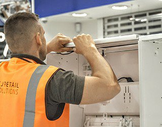 Montador de estanterías comerciales